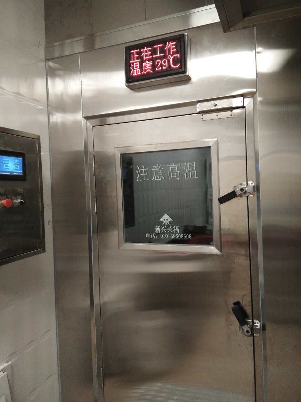 飲食安全必不可少的環(huán)節-餐飲器具安全-紀實(shí)北京某學(xué)校熱風(fēng)消毒存儲庫